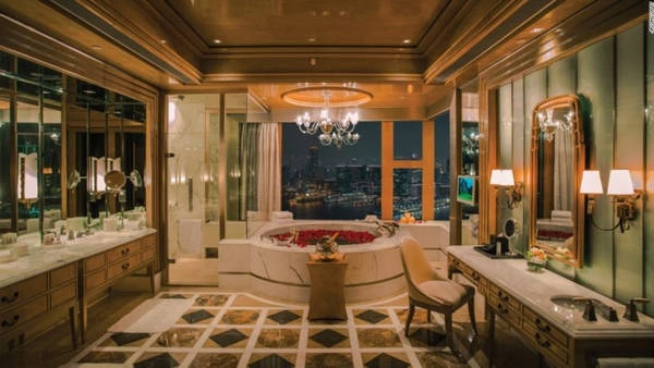 Khách sạn Four Seasons nằm dọc theo cảng Victoria, kết nối với bến phà, trung tâm tổ chức sự kiện Central Harbourfront và tháp IFC. Phòng nguyên thủ rộng hơn 300 m2, giống như một ngôi nhà trong mơ với một bồn tắm đá cẩm thạch, phòng tiếp khách, phòng ăn, khu massage và hai TV LED lớn cùng dịch vụ phòng 24 giờ cung cấp bất cứ thứ gì bạn muốn. Từ tầng 43, căn phòng nhìn qua cảng Victoria đến phía bên kia của Cửu Long, nơi du khách có thể xem buổi biểu diễn Symphony of Lights hàng ngày. Giá phòng ở đây là từ 12.545 USD. Khách sạn Four Seasons nằm dọc theo cảng Victoria, kết nối với bến phà, trung tâm tổ chức sự kiện Central Harbourfront và tháp IFC. Phòng nguyên thủ rộng hơn 300 m2, giống như một ngôi nhà trong mơ với một bồn tắm đá cẩm thạch, phòng tiếp khách, phòng ăn, khu massage và hai TV LED lớn cùng dịch vụ phòng 24 giờ cung cấp bất cứ thứ gì bạn muốn. Từ tầng 43, căn phòng nhìn qua cảng Victoria đến phía bên kia của Cửu Long, nơi du khách có thể xem buổi biểu diễn Symphony of Lights hàng ngày. Giá phòng ở đây là từ 12.545 USD.