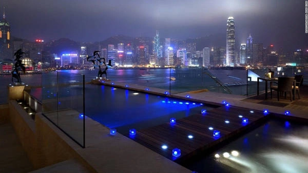 Khách sạn InterContinental Hong Kong nằm bên cảng Victoria trên bán đảo Cửu Long. Trên tầng cao nhất của khách sạn là phòng nguyên thủ lớn nhất thành phố có tổng diện tích hơn 650 m2. Ở đây có phòng làm việc riêng, phòng tập thể dục, phòng ăn, nhà bếp và năm phòng ngủ. Ngoài ra trên tầng thượng, du khách có thể ngâm mình trong hồ bơi vô cực - với tầm nhìn toàn cảnh bến cảng và đường chân trời đảo Hong Kong. Ngoài ra khách sạn còn có thể sắp xếp các trải nghiệm riêng tư từ yoga, các buổi hòa nhạc riêng đến bữa tối trên sân thượng theo yêu cầu của khách hàng. Chi phí cho một đêm nghỉ tại đây là từ 12.628 USD. Khách sạn InterContinental Hong Kong nằm bên cảng Victoria trên bán đảo Cửu Long. Trên tầng cao nhất của khách sạn là phòng nguyên thủ lớn nhất thành phố có tổng diện tích hơn 650 m2. Ở đây có phòng làm việc riêng, phòng tập thể dục, phòng ăn, nhà bếp và năm phòng ngủ. Ngoài ra trên tầng thượng, du khách có thể ngâm mình trong hồ bơi vô cực - với tầm nhìn toàn cảnh bến cảng và đường chân trời đảo Hong Kong. Ngoài ra khách sạn còn có thể sắp xếp các trải nghiệm riêng tư từ yoga, các buổi hòa nhạc riêng đến bữa tối trên sân thượng theo yêu cầu của khách hàng. Chi phí cho một đêm nghỉ tại đây là từ 12.628 USD.