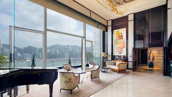 Peninsula là khách sạn lâu đời nhất ở Hong Kong mở cửa vào năm 1928, và là một trong những khách sạn sang trọng đầu tiên ở Châu Á. Trong phòng nguyên thủ ở tầng 26 sử dụng đồ nội thất cổ điển có phòng tắm bằng đá cẩm thạch, phòng tập thể dục, rạp chiếu phim. Ngoài ra còn có một phòng làm việc, phòng khách với một đàn piano và ban công có tầm nhìn ra cảng Victoria. Du khách có thể đi quanh thành phố với dịch vụ miễn phí của Rolls-Royce 24/24h. Giá cho một đêm nghỉ tại đây là từ 16.410 USD. Peninsula là khách sạn lâu đời nhất ở Hong Kong mở cửa vào năm 1928, và là một trong những khách sạn sang trọng đầu tiên ở Châu Á. Trong phòng nguyên thủ ở tầng 26 sử dụng đồ nội thất cổ điển có phòng tắm bằng đá cẩm thạch, phòng tập thể dục, rạp chiếu phim. Ngoài ra còn có một phòng làm việc, phòng khách với một đàn piano và ban công có tầm nhìn ra cảng Victoria. Du khách có thể đi quanh thành phố với dịch vụ miễn phí của Rolls-Royce 24/24h. Giá cho một đêm nghỉ tại đây là từ 16.410 USD.
