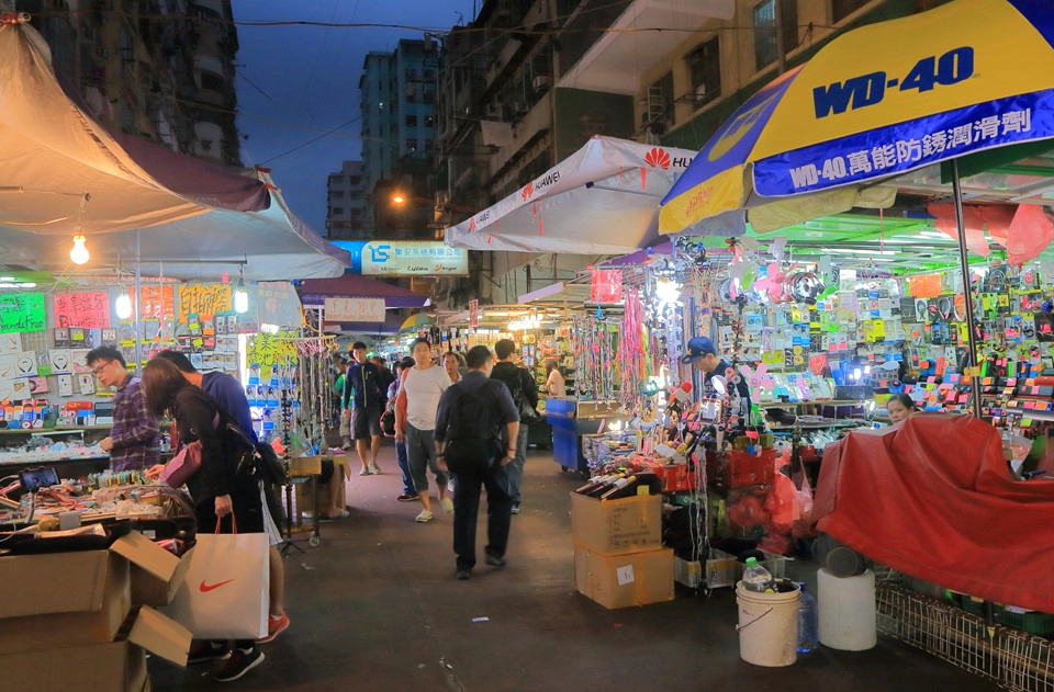 Chợ Apliu: Nằm ngay phía bắc của chợ Temple Street ở Cửu Long, chợ Apliu là thiên đường của đồ điện tử giá rẻ với đủ loại hàng điện tử cũ và mới. Những cửa hàng ở khu chợ này bày bán các loại điện thoại, TV, máy tính, radio, máy ảnh, dàn âm thanh hay đồ điện gia dụng với giá cả hợp lý. Ảnh: Timeout.