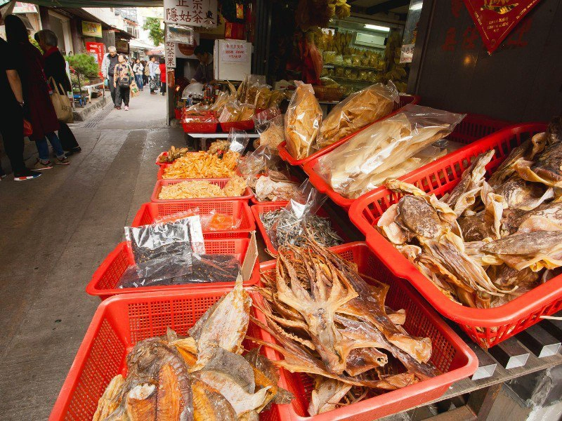 Chợ hải sản khô: Chợ hải sản khô là nơi có các cửa hàng truyền thống bày bán các loại hải sản khô cùng mùi hương đặc trưng của chúng. Ghé qua khu chợ, du khách sẽ tìm thấy nhiều nguyên liệu phổ biến thường sử dụng trong ẩm thực Trung Quốc như bào ngư, sò điệp, tôm biển khô, các loại thịt sấy hay xúc xích và tổ yến. Ảnh: Bigstock.