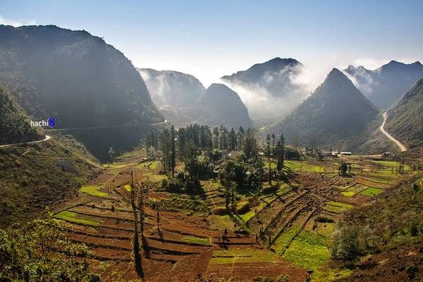Dinh họ Vương cũng là một địa điểm không thể bỏ qua tại thung lũng Sà Phìn. Với lối kiến trúc độc đáo, đây là điểm nhấn giữa vùng núi đá tai mèo bạt ngàn.