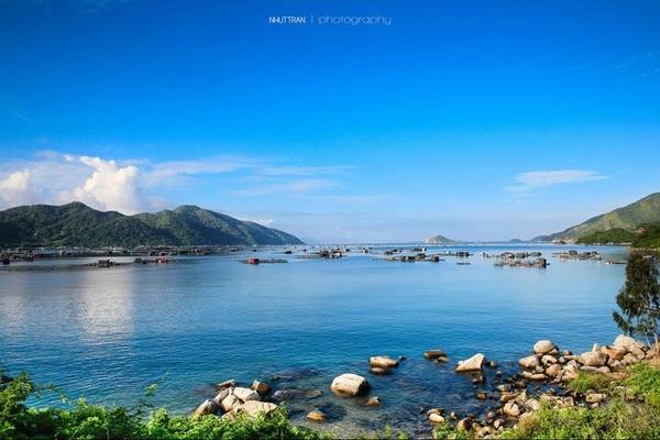 Vẻ lãng mạn của Vũng Rô: Vũng Rô được bao bọc bởi Đèo Cả, núi Đá Bia và Hòn Bà, từng là bến cảng quan trọng của con đường Hồ Chí Minh trên biển. Vũng Rô có 12 bãi nhỏ, mỗi bãi một đặc điểm riêng nhưng đều hữu tình với cung biển xanh ngát, những triền cát trải dài phù hợp cho khách tham quan, tắm biển hay thưởng thức hải sản. Ảnh: Nhut Tran Vẻ lãng mạn của Vũng Rô: Vũng Rô được bao bọc bởi Đèo Cả, núi Đá Bia và Hòn Bà, từng là bến cảng quan trọng của con đường Hồ Chí Minh trên biển. Vũng Rô có 12 bãi nhỏ, mỗi bãi một đặc điểm riêng nhưng đều hữu tình với cung biển xanh ngát, những triền cát trải dài phù hợp cho khách tham quan, tắm biển hay thưởng thức hải sản. Ảnh: Nhut Tran