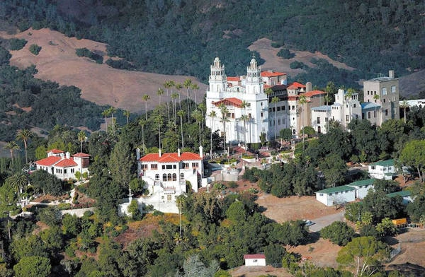 Lâu đài Hearst, California, Mỹ: Hearst được lấy cảm hứng từ những cung điện và lâu đài mà William Randolph Hearst nhìn thấy trong một chuyến đi chơi thời thơ ấu đến châu Âu và được xây dựng trên bờ biển Big Sur của California giữa Los Angeles và San Francisco. Lâu đài được xây dựng đầu thế kỷ 20 trong vòng 28 năm và hiện nay là một viện bảo tàng. Du khách tới đây có thể tham quan 58 phòng ngủ, 60 phòng tắm và 19 phòng khách cùng với hồ bơi, sân tennis và rạp chiếu phim. Ảnh: Sfgate.