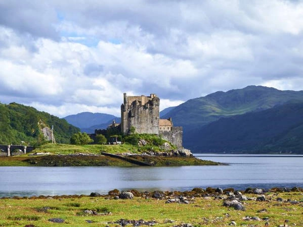 Lâu đài Eilean Donan, Scotland: Lâu đài nằm trên một hòn đảo ở miền tây thơ mộng của Scotland. Được xây dựng vào thế kỉ 13, hiện nay Eilean Donan là một trong những điểm đến nổi tiếng nhất Scotland. Lâu đài đã bị tàn sau cách mạng Jacobite và được phục hồi năm 1932. Những năm 1980 Eilean Donan được biết đến qua bộ phim Highlander và trở thành nguồn cảm hứng cho lâu đài trong phim hoạt hình Công chúa tóc xù của Disney. Ảnh: Escape.