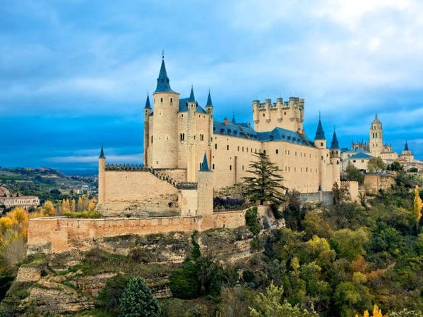 Lâu đài Alcazar, Segovia, Tây Ban Nha: Đây là lâu đài nổi tiếng nhất Tây Ban Nha và từng là nơi ở của hoàng gia. Alcazar cũng là một trong những nguồn cảm hứng cho lâu đài trong phim hoạt hình Cinderella của Disney. Leo lên 152 bậc thang bên trong tháp Juan II du khách sẽ nhìn ra toàn cảnh Segovia và khu Old Town đã được công nhận là Di sản thế giới. Ảnh: IStock.