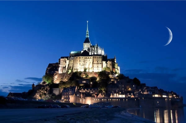 Mont Saint Michel, Normandy, Pháp: Mont Saint Michel là một hòn đảo ở Normandie, Pháp, có diện tích khoảng 100 ha. Tính đến hết năm 2009, dân số của hòn đảo là 44 người. Đây là một trong số những địa điểm nổi tiếng nhất ở Pháp với khoảng 3 triệu du khách ghé thăm mỗi năm. Mont Saint Michel và vịnh biển của mình đã được UNESCO công nhận là Di sản thế giới. Hơn 60 tòa nhà trên đảo được công nhận là Di tích lịch sử của Pháp. Ảnh: Dicasparis.