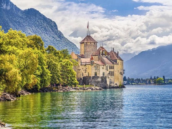 Lâu đài Bran, Brasov, Romania: Lâu đài Bran cách thủ đô Bucharest của Rumani 200 km. Nhà văn Ireland Bram Stoker chưa từng đến Bran, nhưng những mô tả về lâu đài Bran nằm trên bờ vực của một con sông lại là nguồn cảm hứng để ông tạo ra một trong những nhân vật lâu đời nhất của văn học, bá tước Dracula của Transylvania, và ngôi nhà đáng sợ của ông. Dracula là một tác phẩm hư cấu nhưng chuyến viếng thăm lâu đài Bran với những tháp pháo và những ngọn núi bao quanh sẽ cho du khách biết nhiều câu chuyện có thật về các hiệp sĩ, các vị vua và hoàng hậu. Ảnh: Escape.
