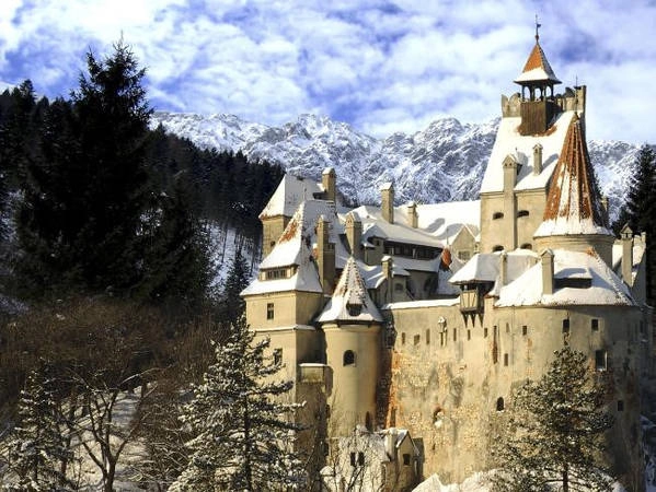 Lâu đài Chillon, Montreux, Thụy Sỹ: Lâu đài Chillon nằm trên bờ đá hồ Geneva, cách thành phố Montreux 3 km thu hút 350.000 khách du lịch mỗi năm. Lâu đài bao gồm 100 tòa nhà độc lập đã được liên kết để trở thành một khu thống nhất. Du khách tới đây có cơ hội được chiêm ngưỡng bức tranh tường có từ thế kỷ 14, các hội trường và phòng ngủ. Lâu đài còn là một nhà tù nổi tiếng giam giữ tù nhân Bonivard từ năm 1530 đến 1536. Vào năm 1816, thi sĩ Lord nhắc đến trong những bài thơ viết về tù nhân của lâu đài (1816) với sáng tác "Người tù của Chillon". Ảnh: Escape.