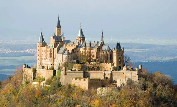 Lâu đài Hohenzollern, Baden-Wurttemberg, Đức: Lâu đài nằm trên núi Hohenzollern, ở dãy Alps Swabian phía nam Stuttgart thường xuyên có mây mù bao phủ. Lâu đài được xây dựng từ năm 1846 đến năm 1867. Đây là lâu đài đầu tiên của dòng họ Hohenzollern, từ một dòng họ bá tước nhỏ ở vùng Schwaben, họ đã vươn lên trở thành một thế lực lớn ở châu Âu. Tới đây, khách du lịch có thể được tận mắt chiêm ngưỡng toàn cảnh cung điện nguy nga tráng lệ, với nội thất sang trọng và những căn phòng hoàng gia cùng với khu trưng bày hiện vật lịch sử, thư viện. Ảnh: Viajesyvacaciones.