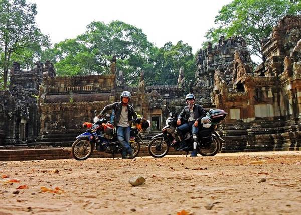 1. Chặng Campuchia - Lào: 1A. Có thể đi theo hành trình Sài Gòn - Xa Mát - Siem Riep 1 ngày, chơi Angkor Wat 1 ngày, về lại Phnom Penh 1 ngày, tham quan nửa ngày rồi về Sài Gòn qua cửa khẩu Mộc Bài. 1B. Đi lộ trình TP HCM - cửa khẩu Xà Xía - Kep 1 ngày, lên cao nguyên Bokor và qua Sihanoukville 1 ngày, ra đảo Kohrong Samloem chơi 1,5 ngày rồi về lại TP HCM nửa ngày. 1. Chặng Campuchia - Lào: 1A. Có thể đi theo hành trình Sài Gòn - Xa Mát - Siem Riep 1 ngày, chơi Angkor Wat 1 ngày, về lại Phnom Penh 1 ngày, tham quan nửa ngày rồi về Sài Gòn qua cửa khẩu Mộc Bài. 1B. Đi lộ trình TP HCM - cửa khẩu Xà Xía - Kep 1 ngày, lên cao nguyên Bokor và qua Sihanoukville 1 ngày, ra đảo Kohrong Samloem chơi 1,5 ngày rồi về lại TP HCM nửa ngày.