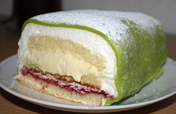 Bánh Swedish Princess, Thụy Điển: Bánh công chúa của Thụy Điển là món bánh ngọt truyền thống, nhiều người yêu thích. Ban đầu, bánh được làm để phục vụ hoàng gia, được làm từ mứt, trứng, sữa, kem và cốt bánh bông lan, bao phủ phía trên là lớp bánh hạnh nhân (thường có màu xanh). Vete-Katten, Thụy Điển là nơi tuyệt nhất để thưởng thức món bánh mang tên đài các này. Ảnh: Ropcorn.