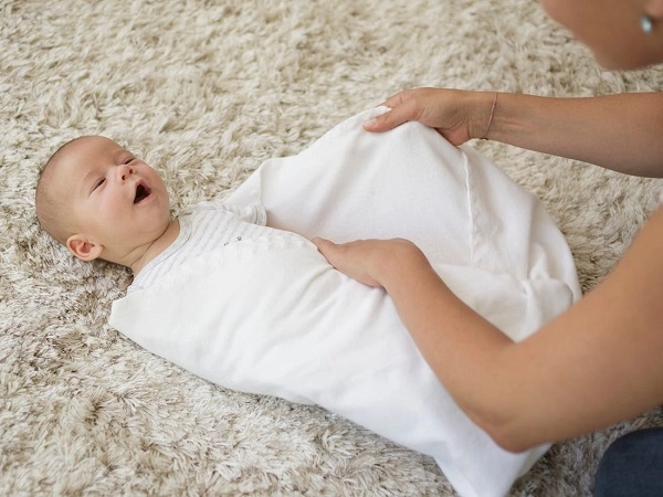 Cách làm cho em bé nín khóc với một chiếc khăn quấn trẻ