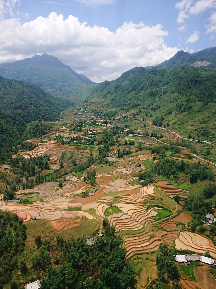 Toàn cảnh thung lũng Mường Hoa nhìn từ cáp treo Fansipan. Ảnh: Tiểu Duy Toàn cảnh thung lũng Mường Hoa nhìn từ cáp treo Fansipan. Ảnh: Tiểu Duy