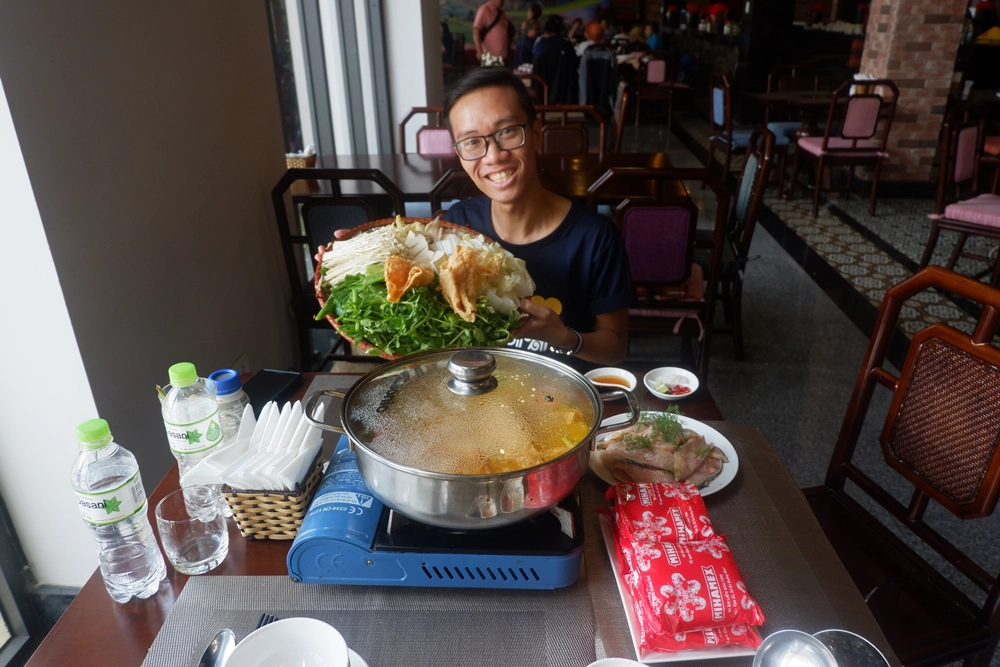 Một phần lẩu cá tầm ở nhà hàng Hải Cảng có giá 400.000 đồng. Có thể dùng cho 3 - 4 người. Ảnh: Tuyết San Một phần lẩu cá tầm ở nhà hàng Hải Cảng có giá 400.000 đồng. Có thể dùng cho 3 - 4 người. Ảnh: Tuyết San