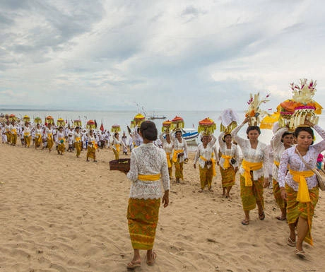 Tâm hồn Bali: Bali được biết đến là hòn đảo của các vị thần, bởi rất nhiều biểu tượng tôn giáo của người Hindu cổ ghi dấu trong cuộc sống hàng ngày của người dân địa phương. Văn hóa Bali tập trung vào sự cân bằng và hài hòa, được phản ánh trong nhiều lễ hội và nghi lễ tổ chức thường xuyên để bày tỏ lòng biết ơn với các vị thần Hindu. Nền văn hóa tốt đẹp thể hiện rõ nhất qua sự thân thiện và hiếu khách của người dân. Indonesia có hơn 18.000 hòn đảo, nhưng nền văn hóa của Bali giúp nó nổi bật hơn hẳn và trở thành điểm đến tuyệt vời. Tâm hồn Bali: Bali được biết đến là hòn đảo của các vị thần, bởi rất nhiều biểu tượng tôn giáo của người Hindu cổ ghi dấu trong cuộc sống hàng ngày của người dân địa phương. Văn hóa Bali tập trung vào sự cân bằng và hài hòa, được phản ánh trong nhiều lễ hội và nghi lễ tổ chức thường xuyên để bày tỏ lòng biết ơn với các vị thần Hindu. Nền văn hóa tốt đẹp thể hiện rõ nhất qua sự thân thiện và hiếu khách của người dân. Indonesia có hơn 18.000 hòn đảo, nhưng nền văn hóa của Bali giúp nó nổi bật hơn hẳn và trở thành điểm đến tuyệt vời.