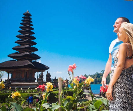 Các điểm đến: Có nhiều điểm tham quan lịch sử và văn hóa ở Bali cho thấy di sản phong phú của nơi đây. Các lễ hội đa dạng và đầy màu sắc diễn ra quanh năm. Cách tuyệt vời để tìm hiểu về văn hóa địa phương là tận mắt chứng kiến những điệu múa, khúc nhạc truyền thống hoặc tham gia lớp học nấu ăn. Những người thích phiêu lưu mạo hiểm nên tới những ngọn núi lửa đang hoạt động, hồ miệng núi lửa, rừng nhiệt đới tuyệt đẹp, những thác nước đáng kinh ngạc hoặc đi thuyền trên sông. Các điểm đến: Có nhiều điểm tham quan lịch sử và văn hóa ở Bali cho thấy di sản phong phú của nơi đây. Các lễ hội đa dạng và đầy màu sắc diễn ra quanh năm. Cách tuyệt vời để tìm hiểu về văn hóa địa phương là tận mắt chứng kiến những điệu múa, khúc nhạc truyền thống hoặc tham gia lớp học nấu ăn. Những người thích phiêu lưu mạo hiểm nên tới những ngọn núi lửa đang hoạt động, hồ miệng núi lửa, rừng nhiệt đới tuyệt đẹp, những thác nước đáng kinh ngạc hoặc đi thuyền trên sông.