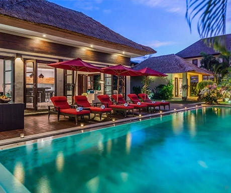 Khách sạn 5 sao và biệt thự sang trọng: Bali đã trở thành điểm đến quen thuộc của du khách đòi hỏi chất lượng cao cấp với những khách sạn đẳng cấp thế giới, khu biệt thự riêng sang trọng và câu lạc bộ nổi tiếng bên bờ biển. Hòn đảo có khoảng 18.000 biệt thự riêng. Đây là lựa chọn của nhiều người nhờ sở hữu không gian sang trọng và vắng vẻ, đủ chỗ cho các nhóm du khách lớn hoặc gia đình. Chúng thường có nhân viên phục vụ riêng để khách được chăm sóc cẩn thận. Khách sạn 5 sao và biệt thự sang trọng: Bali đã trở thành điểm đến quen thuộc của du khách đòi hỏi chất lượng cao cấp với những khách sạn đẳng cấp thế giới, khu biệt thự riêng sang trọng và câu lạc bộ nổi tiếng bên bờ biển. Hòn đảo có khoảng 18.000 biệt thự riêng. Đây là lựa chọn của nhiều người nhờ sở hữu không gian sang trọng và vắng vẻ, đủ chỗ cho các nhóm du khách lớn hoặc gia đình. Chúng thường có nhân viên phục vụ riêng để khách được chăm sóc cẩn thận.