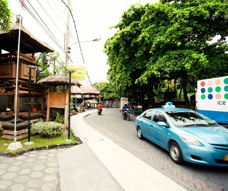 Tiết kiệm chi phí: Kỳ nghỉ ở Bali thường được đánh giá là tiết kiệm hầu bao. Những chi phí điển hình thấp hơn nhiều so với các điểm nghỉ mát khác, chẳng hạn như tiền thuê taxi hoặc lái xe tư nhân rất rẻ. Xung quanh Bali có một loạt biệt thự cho thuê, tất cả đều có bể bơi riêng và nhân viên chăm sóc. Chúng giúp tiết kiệm chi phí bởi bạn có thể thuê cả căn cho nhóm bạn hoặc gia đình. Chất lượng tại đây được so sánh với khách sạn 5 sao thuê nhân viên riêng, nhưng chi phí thấp hơn nhiều. Tiết kiệm chi phí: Kỳ nghỉ ở Bali thường được đánh giá là tiết kiệm hầu bao. Những chi phí điển hình thấp hơn nhiều so với các điểm nghỉ mát khác, chẳng hạn như tiền thuê taxi hoặc lái xe tư nhân rất rẻ. Xung quanh Bali có một loạt biệt thự cho thuê, tất cả đều có bể bơi riêng và nhân viên chăm sóc. Chúng giúp tiết kiệm chi phí bởi bạn có thể thuê cả căn cho nhóm bạn hoặc gia đình. Chất lượng tại đây được so sánh với khách sạn 5 sao thuê nhân viên riêng, nhưng chi phí thấp hơn nhiều.