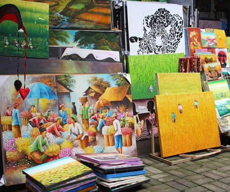 Mua sắm: Sản phẩm nghệ thuật và đồ thủ công là trọng tâm của văn hóa Bali cũng như món quà lưu niệm lý tưởng. Đồ thủ công bằng tay, hàng dệt may đẹp mắt và đồ trang trí độc đáo được bán rộng rãi trong các cửa hàng và khu chợ. Hàng trăm nhà thiết kế thời trang độc lập tạo ra dòng sản phẩm riêng đặc trưng ở Bali và thành lập các cửa hàng tại khu du lịch để bán bộ sưu tập. Ngoài ra, Bali có vài trung tâm thương mại lớn ngay tại bãi biển với những thương hiệu nổi tiếng phương Tây. Mua sắm: Sản phẩm nghệ thuật và đồ thủ công là trọng tâm của văn hóa Bali cũng như món quà lưu niệm lý tưởng. Đồ thủ công bằng tay, hàng dệt may đẹp mắt và đồ trang trí độc đáo được bán rộng rãi trong các cửa hàng và khu chợ. Hàng trăm nhà thiết kế thời trang độc lập tạo ra dòng sản phẩm riêng đặc trưng ở Bali và thành lập các cửa hàng tại khu du lịch để bán bộ sưu tập. Ngoài ra, Bali có vài trung tâm thương mại lớn ngay tại bãi biển với những thương hiệu nổi tiếng phương Tây.