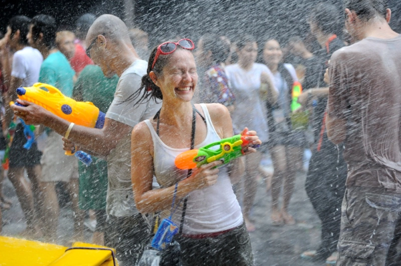 Lễ hội té nước Songkran là một sự kiện chào đón năm mới tại đất nước chùa vàng. Ảnh: alohaguesthouse.wordpress.com
