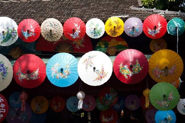 Những chiếc ô nhiều màu sắc sẽ là món quà lưu niệm thú vị cho du khách. Ảnh: virtualtourist.com