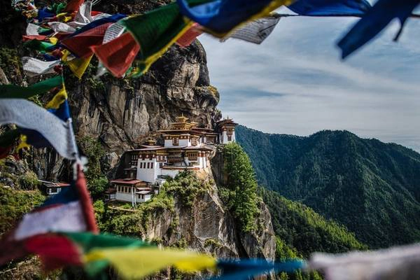 Paro Taktsang: Paro Taktsang, còn được gọi là “Hang hổ”, được xây dựng trên một vách đá vào năm 1692. Theo truyền thuyết, “Đức Phật thứ hai” - Guru Rinpoche đã cưỡi hổ đến đây và ngồi thiền trong suốt ba năm. Sau đó, ông được người dân Bhutan tôn vinh như một vị thần. Hiện nay, Paro Taktsang có một ý nghĩa tôn giáo và văn hóa rất quan trọng đối với đất nước này.
