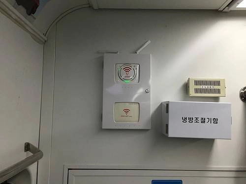 Luôn luôn kết nối: Seoul có cơ sở hạ tầng phát triển, với dịch vụ Wi-Fi, 3G và DMB (sóng tivi cho điện thoại) miễn phí cho khách đi tàu. Ảnh: Beingpeterkim. Luôn luôn kết nối: Seoul có cơ sở hạ tầng phát triển, với dịch vụ Wi-Fi, 3G và DMB (sóng tivi cho điện thoại) miễn phí cho khách đi tàu. Ảnh: Beingpeterkim.