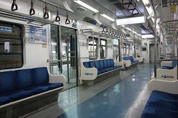 Sự thoải mái: Hệ thống tàu đô thị của Seoul khá mới, do đó phần lớn các tàu đều lớn và rộng rãi, với ghế ngồi thoải mái. Ảnh: Skyscrapercity. Sự thoải mái: Hệ thống tàu đô thị của Seoul khá mới, do đó phần lớn các tàu đều lớn và rộng rãi, với ghế ngồi thoải mái. Ảnh: Skyscrapercity.