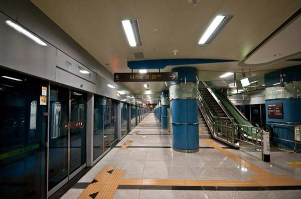 Nhà ga mới và sạch: Seoul đã mở rộng hệ thống đường ray trong những năm gần đây, với nhiều ga tàu mới và sạch sẽ ở nhiều khu vực quan trọng. Ảnh: Patrick Lydon. Nhà ga mới và sạch: Seoul đã mở rộng hệ thống đường ray trong những năm gần đây, với nhiều ga tàu mới và sạch sẽ ở nhiều khu vực quan trọng. Ảnh: Patrick Lydon.