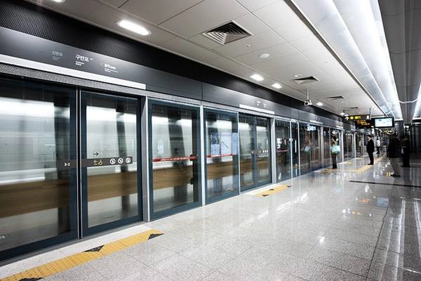 An toàn: Các cổng ở trạm dừng chỉ mở khi tàu dừng hẳn và góp phần ngăn chặn việc hành khách vô tình ngã xuống đường ray. Ngoài ra, Seoul có tỷ lệ tội phạm khá thấp. Du khách có thể an tâm đi tàu ngay cả vào đêm khuya. Ảnh: Thesource. An toàn: Các cổng ở trạm dừng chỉ mở khi tàu dừng hẳn và góp phần ngăn chặn việc hành khách vô tình ngã xuống đường ray. Ngoài ra, Seoul có tỷ lệ tội phạm khá thấp. Du khách có thể an tâm đi tàu ngay cả vào đêm khuya. Ảnh: Thesource.