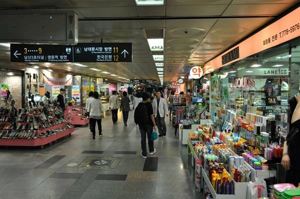 Mua sắm: Bên trong hoặc ngay cạnh nhiều ga tàu của Seoul đều có nhiều cửa hàng mua sắm với hàng hóa giá rẻ và đa dạng. Du khách có thể mua được những món đồ thời trang chất lượng với giá tốt tại đây. Ảnh: Lurimatravel. Mua sắm: Bên trong hoặc ngay cạnh nhiều ga tàu của Seoul đều có nhiều cửa hàng mua sắm với hàng hóa giá rẻ và đa dạng. Du khách có thể mua được những món đồ thời trang chất lượng với giá tốt tại đây. Ảnh: Lurimatravel.