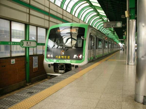 Đường tàu qua các điểm tham quan: Đường tàu điện ngầm số 2 (Seoul Subway Line 2) màu xanh lá cây đưa du khách tới những khu vực nổi tiếng như Gangnam, Myeongdong, Dongdaemun, Hongdae và nhiều nơi khác. Ảnh: Ufies. Đường tàu qua các điểm tham quan: Đường tàu điện ngầm số 2 (Seoul Subway Line 2) màu xanh lá cây đưa du khách tới những khu vực nổi tiếng như Gangnam, Myeongdong, Dongdaemun, Hongdae và nhiều nơi khác. Ảnh: Ufies.