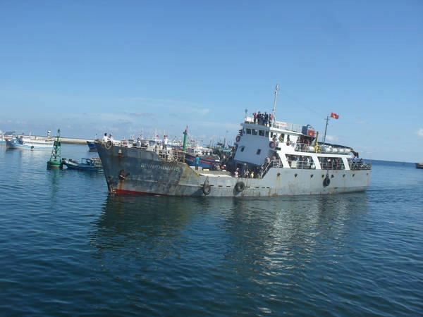 Tàu Bình Thuận 18 đi đảo Phú Quý. Ảnh: San San