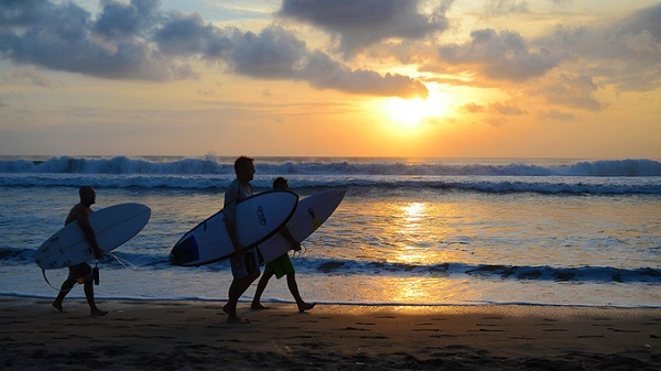 Biển Kuta nằm ở phía tây đảo Bali. Đây là một trong những bãi biển nổi tiếng không chỉ với người địa phương mà cả du khách nước ngoài. Hoạt động được nhiều khách ưa thích nhất là lướt ván. Nếu chưa biết bạn cũng có thể tham gia các khóa học lướt ván ngắn hạn. Biển Kuta cách sân bay quốc tế Ngurah Rai khoảng 10 phút đi bộ. Biển Kuta nằm ở phía tây đảo Bali. Đây là một trong những bãi biển nổi tiếng không chỉ với người địa phương mà cả du khách nước ngoài. Hoạt động được nhiều khách ưa thích nhất là lướt ván. Nếu chưa biết bạn cũng có thể tham gia các khóa học lướt ván ngắn hạn. Biển Kuta cách sân bay quốc tế Ngurah Rai khoảng 10 phút đi bộ.