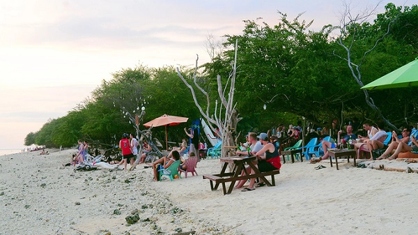 Hoàng hôn trên các bãi biển nằm ở làng Cemagi (Mengwi, Badung) cũng được đông đảo du khách lựa chọn để tận hưởng những khoảnh khắc cuối ngày. Hoàng hôn trên các bãi biển nằm ở làng Cemagi (Mengwi, Badung) cũng được đông đảo du khách lựa chọn để tận hưởng những khoảnh khắc cuối ngày.