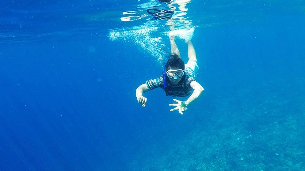 Snorkeling là môn thể thao lặn với ống thở ở độ sâu khoảng 5m, đủ để bạn thỏa sức ngắm những rạn san hô hay những chú cá nhỏ nhiều màu sắc. Bạn có thể mua tour lặn trong ngày từ các công ty du lịch địa phương với giá 150.000 rupiah/người (khoảng 250.000 đồng). Snorkeling là môn thể thao lặn với ống thở ở độ sâu khoảng 5m, đủ để bạn thỏa sức ngắm những rạn san hô hay những chú cá nhỏ nhiều màu sắc. Bạn có thể mua tour lặn trong ngày từ các công ty du lịch địa phương với giá 150.000 rupiah/người (khoảng 250.000 đồng).