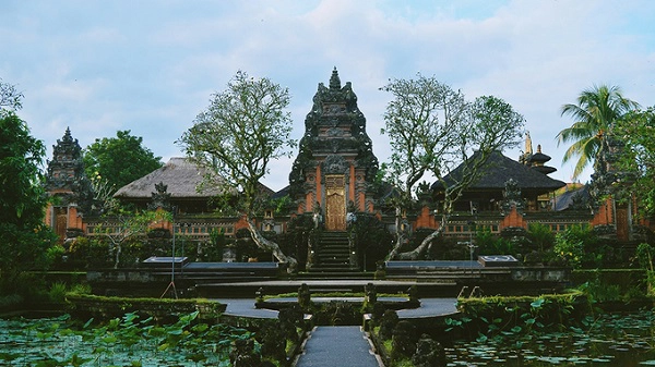 Nếu muốn tìm hiểu văn hóa của đảo, bạn có thể ghé thăm Ubud Palace (cung điện Ubud), từng là nơi sinh sống của các hoàng gia Ubud. Không gian cung điện mang lối kiến trúc Hindu độc đáo được bao phủ bởi nhiều cây xanh. Nếu muốn tìm hiểu văn hóa của đảo, bạn có thể ghé thăm Ubud Palace (cung điện Ubud), từng là nơi sinh sống của các hoàng gia Ubud. Không gian cung điện mang lối kiến trúc Hindu độc đáo được bao phủ bởi nhiều cây xanh.