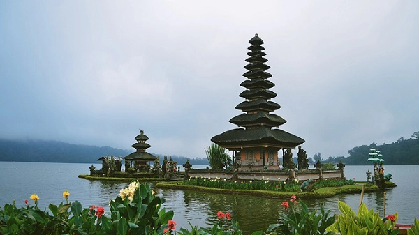 Nằm cách thủ phủ Denpasar hơn 50 km về hướng bắc, thị trấn Bedugul nổi tiếng với hồ nước Bratan rộng lớn, ngôi đền nằm lơ lừng trên mặt hồ. Đến đây vào sáng sớm, bạn sẽ cảm nhận được cái lạnh của vùng núi và có cơ hội ngắm nhìn ngôi đền mờ ảo trong sương mù. Hình ảnh ngôi đền trên mặt nước còn được chính phủ Indonesia in trên mặt tờ tiền mệnh giá 50.000 rupiah. Nằm cách thủ phủ Denpasar hơn 50 km về hướng bắc, thị trấn Bedugul nổi tiếng với hồ nước Bratan rộng lớn, ngôi đền nằm lơ lừng trên mặt hồ. Đến đây vào sáng sớm, bạn sẽ cảm nhận được cái lạnh của vùng núi và có cơ hội ngắm nhìn ngôi đền mờ ảo trong sương mù. Hình ảnh ngôi đền trên mặt nước còn được chính phủ Indonesia in trên mặt tờ tiền mệnh giá 50.000 rupiah.