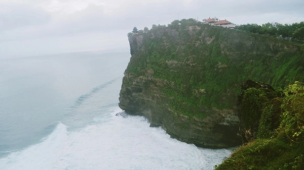 Nằm ở phía tây nam của đảo Bali, Uluwatu cũng là điểm đến thú vị với ngôi đền cùng tên nằm lưng chừng bên một vách đá cao chót vót. Khu vực này cũng là điểm lướt ván nổi tiếng ở Bali. Nằm ở phía tây nam của đảo Bali, Uluwatu cũng là điểm đến thú vị với ngôi đền cùng tên nằm lưng chừng bên một vách đá cao chót vót. Khu vực này cũng là điểm lướt ván nổi tiếng ở Bali.