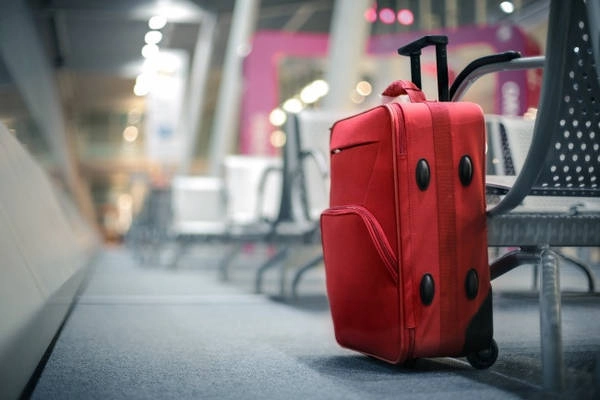 Chọn một chiếc vali sáng màu nhưng không quá đắt tiền: Đơn giản vì chiếc vali đắt tiền rõ ràng có nguy cơ bị trộm cao hơn. Trừ khi bạn muốn hành lý của mình vào tay người khác, hãy chọn một chiếc vali sáng màu hoặc có họa tiết trông bình dân. Chọn một chiếc vali sáng màu nhưng không quá đắt tiền: Đơn giản vì chiếc vali đắt tiền rõ ràng có nguy cơ bị trộm cao hơn. Trừ khi bạn muốn hành lý của mình vào tay người khác, hãy chọn một chiếc vali sáng màu hoặc có họa tiết trông bình dân.