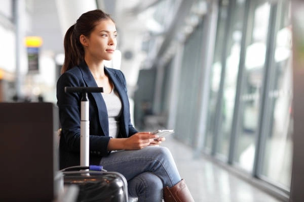 Làm bảo hiểm khi mang theo vật có giá trị: Một hành khách không làm bảo hiểm và chứng minh tài sản trên máy bay đã bị đánh cắp 8 chiếc iPad mà chỉ được hoàn lại 30 USD. Để tránh trường hợp này, du khách nên làm bảo hiểm, hoặc ít nhất chụp lại ảnh đồ vật tại quầy check-in để làm bằng chứng. Làm bảo hiểm khi mang theo vật có giá trị: Một hành khách không làm bảo hiểm và chứng minh tài sản trên máy bay đã bị đánh cắp 8 chiếc iPad mà chỉ được hoàn lại 30 USD. Để tránh trường hợp này, du khách nên làm bảo hiểm, hoặc ít nhất chụp lại ảnh đồ vật tại quầy check-in để làm bằng chứng.