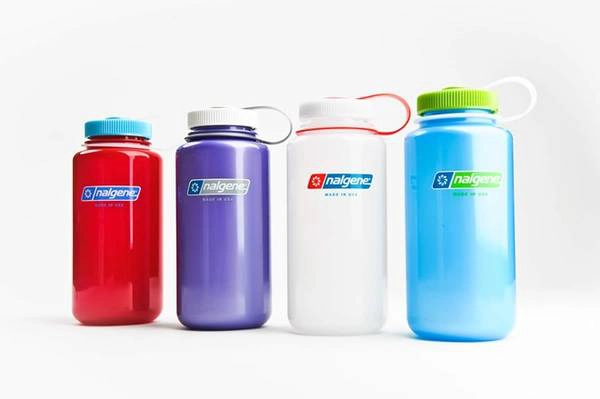 Mang theo chai nước riêng: Hãy mang theo một chai nhựa không, sau khi qua cửa an ninh mới đổ nước từ vòi có thể uống được. Nước uống đóng chai bán trong sân bay thường có giá cao hơn bình thường nhiều lần. Mang theo chai nước riêng: Hãy mang theo một chai nhựa không, sau khi qua cửa an ninh mới đổ nước từ vòi có thể uống được. Nước uống đóng chai bán trong sân bay thường có giá cao hơn bình thường nhiều lần.