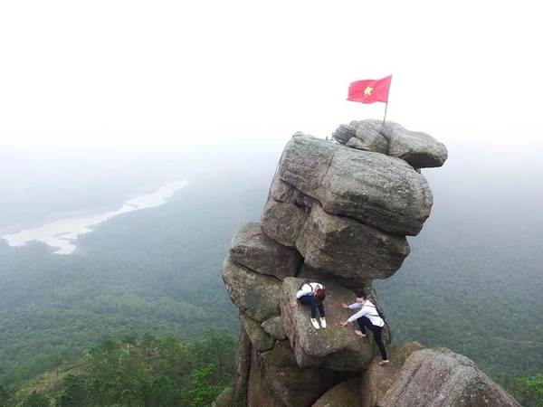 Những tảng đá chồng lên nhau như chỉ cần chạm nhẹ là đổ này được gọi là mỏm lúc lắc, nằm ở thị xã Quảng Yên, Quảng Ninh. Trên thực tế, nhiều nhóm bạn trẻ đã leo được lên đây. Tuy nhiên, đường lên mỏm đá khó tìm, phải đi qua rừng và băng qua hai quả đồi. Dù chưa có tai nạn nào đáng tiếc xảy ra nhưng lời khuyên cho các bạn trẻ là không nên mạo hiểm chỉ để có một bức hình "sống ảo". Ảnh: Đỗ Minh Đức.