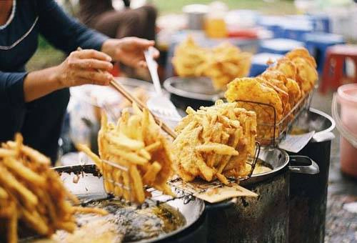 Bánh chuối Chỉ đơn giản là chuối xắt lát mỏng thả vào trong lớp bột mì rồi rán trong chảo ngập dầu, bánh chuối có sức hấp dẫn đặc biệt với thực khách trong ngày mùa đông. Miếng bánh vàng ruộm, giòn bên ngoài, bên trong mềm, ngọt như chảy mật. Giá một chiếc bánh chỉ khoảng 5.000 đồng. Ảnh: guu Bánh chuối Chỉ đơn giản là chuối xắt lát mỏng thả vào trong lớp bột mì rồi rán trong chảo ngập dầu, bánh chuối có sức hấp dẫn đặc biệt với thực khách trong ngày mùa đông. Miếng bánh vàng ruộm, giòn bên ngoài, bên trong mềm, ngọt như chảy mật. Giá một chiếc bánh chỉ khoảng 5.000 đồng. Ảnh: guu