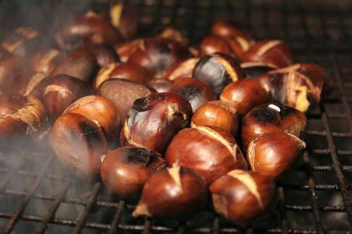 Hạt dẻ nóng Những đêm đông, bạn sẽ bắt gặp những người bán hàng trên vỉa hè với một chảo sắt lớn đang đảo đều hạt dẻ. Hạt dẻ bùi còn ấm nóng là món ăn đặc trưng khi mùa đông tới. Ngồi bên bếp than hồng, thưởng thức hạt dẻ nóng và rôm rả vài câu chuyện là trải nghiệm ẩm thực mùa đông mà bạn không nên bỏ qua. Giá một lạng hạt dẻ vào khoảng 10.000 đồng. Ảnh: bianviet Hạt dẻ nóng Những đêm đông, bạn sẽ bắt gặp những người bán hàng trên vỉa hè với một chảo sắt lớn đang đảo đều hạt dẻ. Hạt dẻ bùi còn ấm nóng là món ăn đặc trưng khi mùa đông tới. Ngồi bên bếp than hồng, thưởng thức hạt dẻ nóng và rôm rả vài câu chuyện là trải nghiệm ẩm thực mùa đông mà bạn không nên bỏ qua. Giá một lạng hạt dẻ vào khoảng 10.000 đồng. Ảnh: bianviet