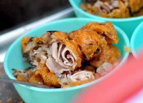 Bánh rán Nếu như bánh chuối thơm ngọt hấp dẫn thực khách thì bánh rán mặn với nhân thịt, mộc nhĩ, miến lại khiến người ăn xuýt xoa tấm tắc khen ngon khi đi kèm với nước chấm có cả đu đủ, cà rốt. Miếng bánh được cắt ra có màu vàng tươi tắn, còn bốc khói nghi ngút rất hấp dẫn. Mỗi chiếc bánh rán có giá 5.000 - 8.000 đồng. Ảnh: guu Bánh rán Nếu như bánh chuối thơm ngọt hấp dẫn thực khách thì bánh rán mặn với nhân thịt, mộc nhĩ, miến lại khiến người ăn xuýt xoa tấm tắc khen ngon khi đi kèm với nước chấm có cả đu đủ, cà rốt. Miếng bánh được cắt ra có màu vàng tươi tắn, còn bốc khói nghi ngút rất hấp dẫn. Mỗi chiếc bánh rán có giá 5.000 - 8.000 đồng. Ảnh: guu