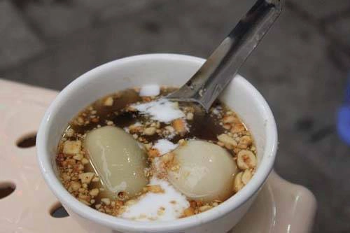 Bánh trôi tàu Những hàng bánh trôi tàu đông khách đặc biệt vào đầu đông với hương vị thơm nồng của nước đường với gừng và vị ngọt thanh của đậu xanh, dừa bọc trong miếng bột mềm dẻo. Giá của một bát bánh trôi tàu vào khoảng 10.000 - 15.000 đồng. Ảnh: guu Bánh trôi tàu Những hàng bánh trôi tàu đông khách đặc biệt vào đầu đông với hương vị thơm nồng của nước đường với gừng và vị ngọt thanh của đậu xanh, dừa bọc trong miếng bột mềm dẻo. Giá của một bát bánh trôi tàu vào khoảng 10.000 - 15.000 đồng. Ảnh: guu