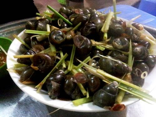 Ốc luộc Ốc luộc là món ăn dân dã vỉa hè mà du khách không nên bỏ qua trong mùa đông. Những con phố nổi tiếng với món ốc luộc như Đinh Liệt, ven hồ Tây. Tùy vào loại ốc nhỏ hay to mà bát ốc luộc có giá 15.000 - 30.000 đồng một bát. Ảnh: Hương Chi Ốc luộc Ốc luộc là món ăn dân dã vỉa hè mà du khách không nên bỏ qua trong mùa đông. Những con phố nổi tiếng với món ốc luộc như Đinh Liệt, ven hồ Tây. Tùy vào loại ốc nhỏ hay to mà bát ốc luộc có giá 15.000 - 30.000 đồng một bát. Ảnh: Hương Chi