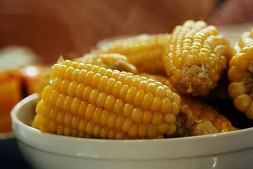 Ngô luộc và khoai nướng Chỉ cần nghe đến tên món ăn là đã thấy cái không khí mùa đông đặc trưng. Nếu có một buổi tối lang thang trên cầu Long Biên hay bên hồ Tây, đừng quên tấp vào lề đường và thử hai món ăn dân dã của giới trẻ này. Giá một bắp ngô luộc khoảng 8.000 đồng, giá khoai nướng khoảng 4.000 - 6.000 mỗi lạng. Ảnh: guu Ngô luộc và khoai nướng Chỉ cần nghe đến tên món ăn là đã thấy cái không khí mùa đông đặc trưng. Nếu có một buổi tối lang thang trên cầu Long Biên hay bên hồ Tây, đừng quên tấp vào lề đường và thử hai món ăn dân dã của giới trẻ này. Giá một bắp ngô luộc khoảng 8.000 đồng, giá khoai nướng khoảng 4.000 - 6.000 mỗi lạng. Ảnh: guu